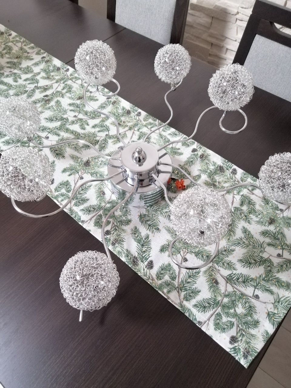 Designerska lampa że srebrnymi drucianymi kloszami