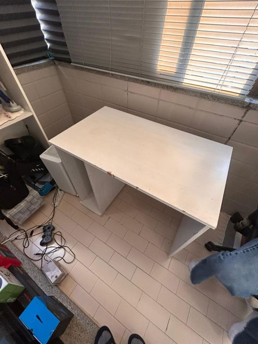 Secretaria com algumas marcas