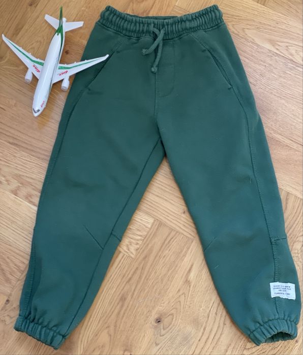 Zielone dresowe spodnie firmy Zara