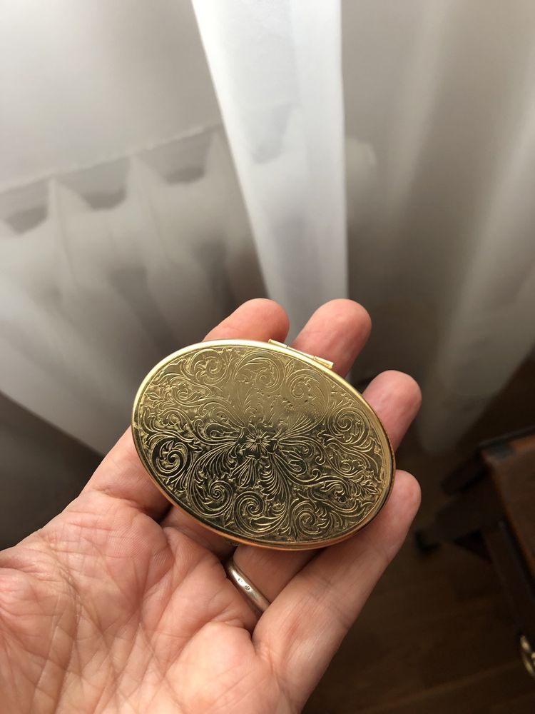 Mosiężny  mały stary pojemniczek na skarby