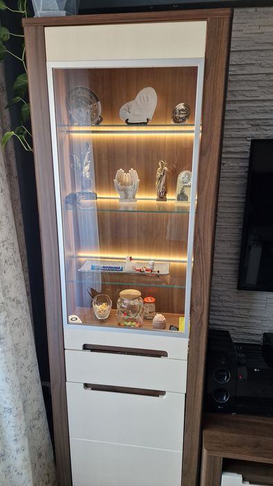 Meble do salonu rtv oraz witryna/ slupek podświetlana