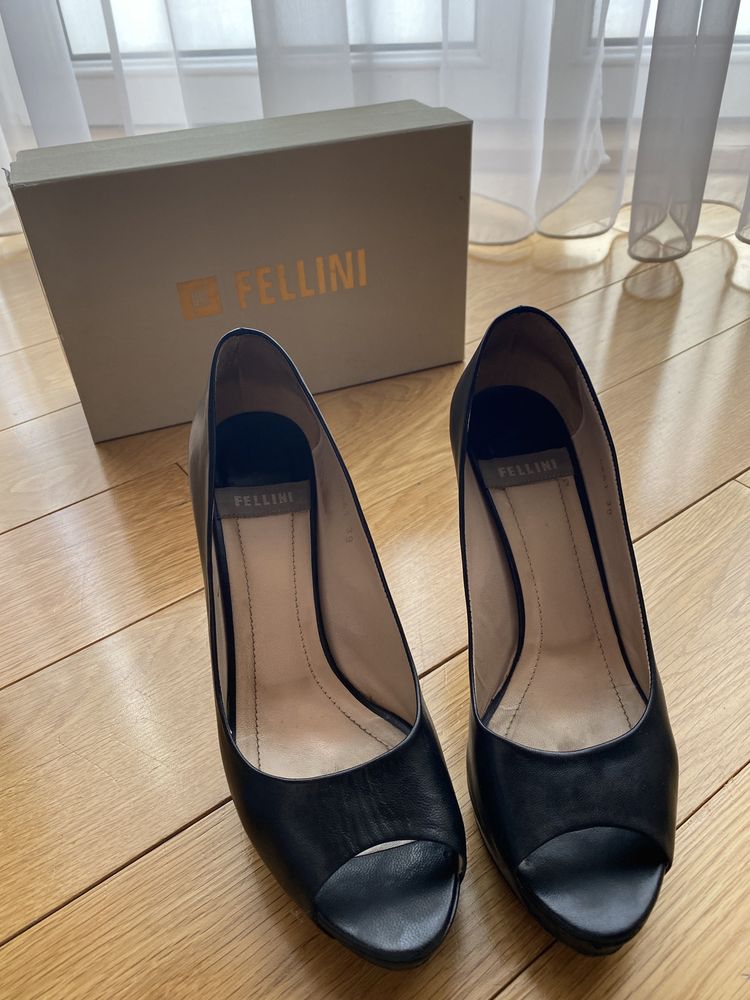 Туфлі Fellini