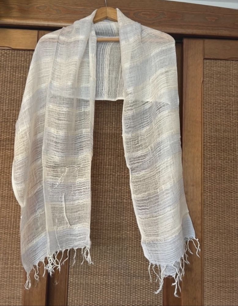 Elegancki szal damski w delikatnym, kremowo-niebieskim kolorze