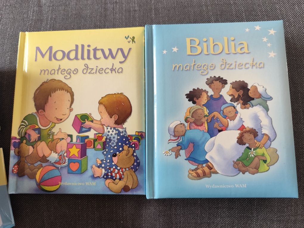 Biblia i modlitwy małego dziecka