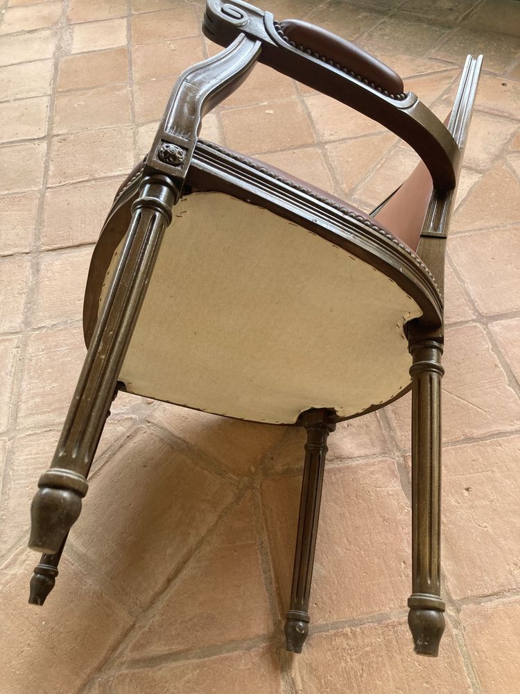 Cadeirão de braços poltrona - em madeira e couro