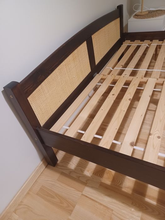 Łóżko drewniane do sypialni