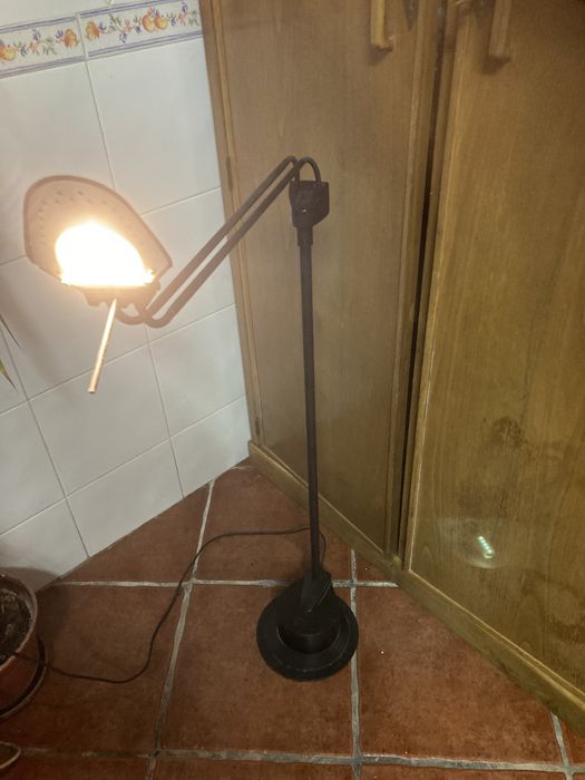 Candeeiro de pé alto com várias posições em bom estado