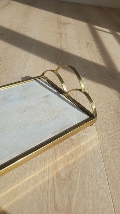 Taca drewniana ze złotymi uchwytami