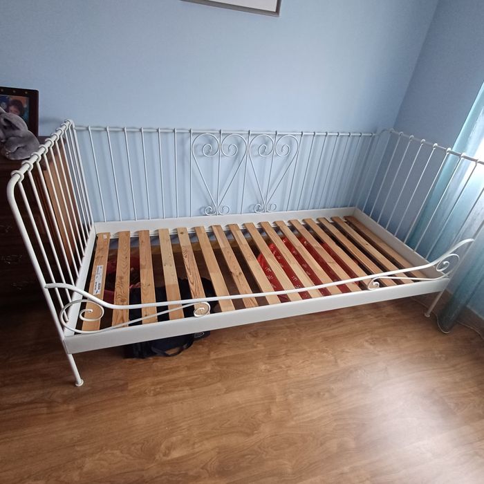 Cama de ferro Ikea com estrado
