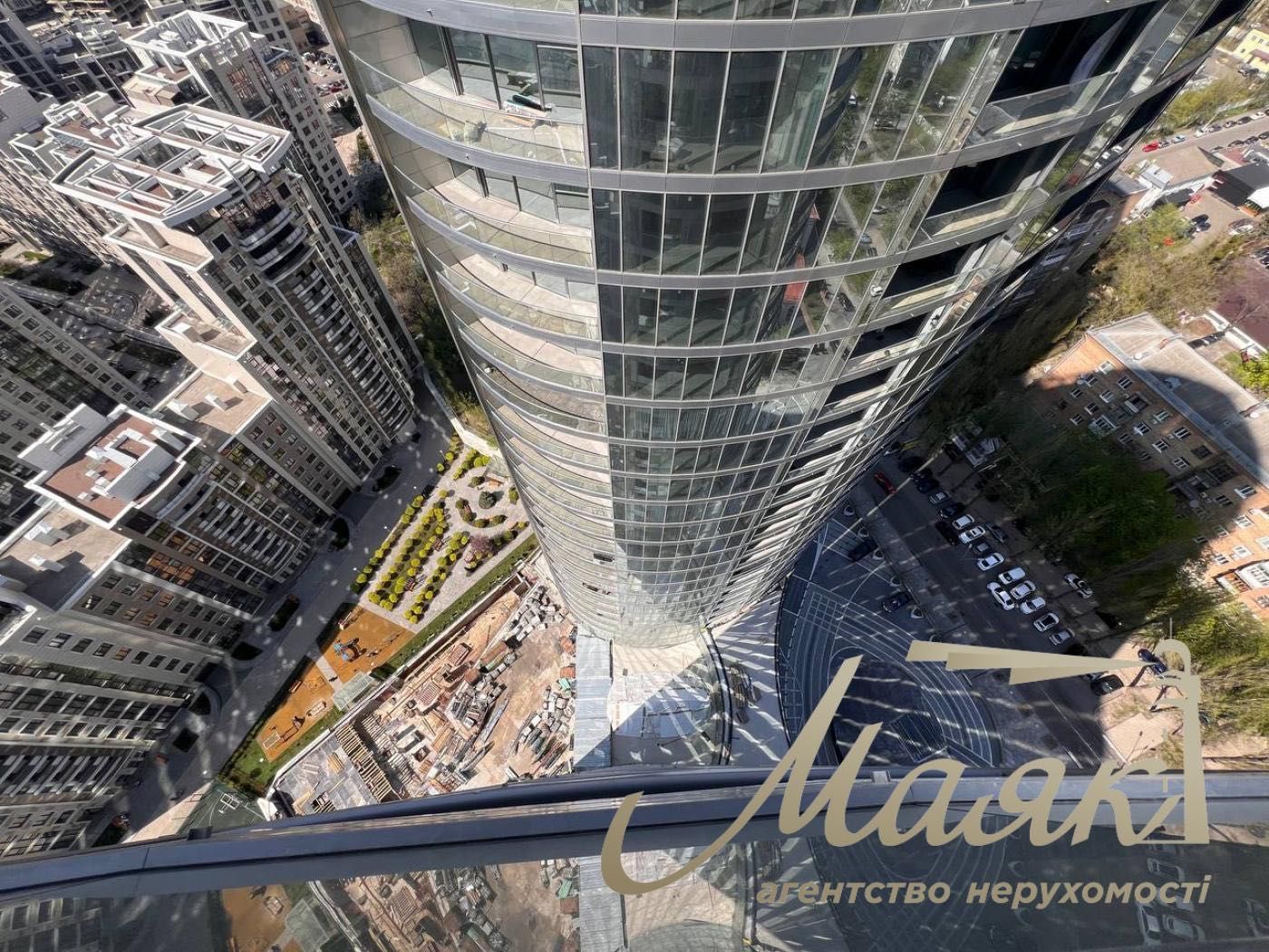 Продажа видовой 1-ой комнатной квартиры, 63 м3 в ЖК Taryan Towers