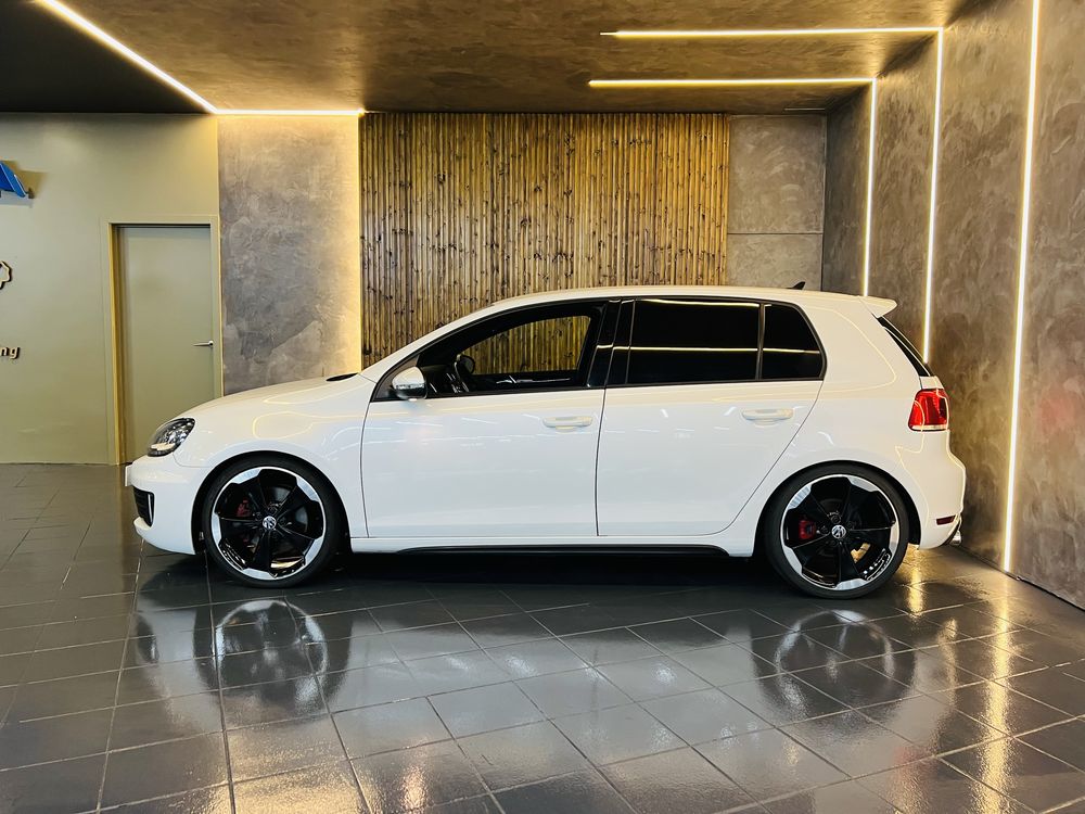 Volkswagen Golf VI GTi DSG 210cv - Branco pérola / Rotor 19”