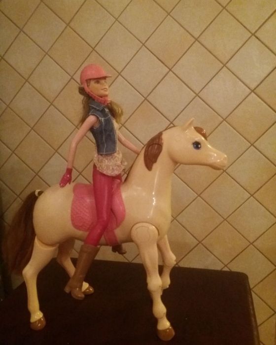 Konik z Barbie chodzacy