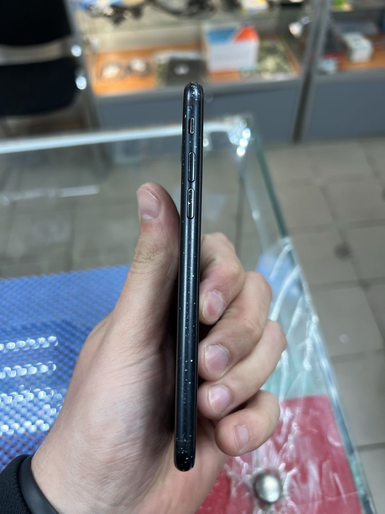 iPhone 7 • 32 ГБ • Black