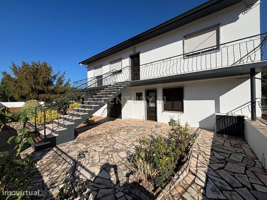 Moradia com 273m² de Área Bruta de Construção, Terreno de 920m² em Val