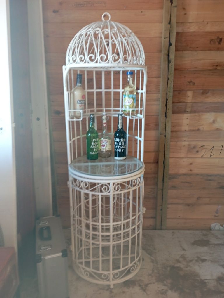 Regał na wino, kieliszki