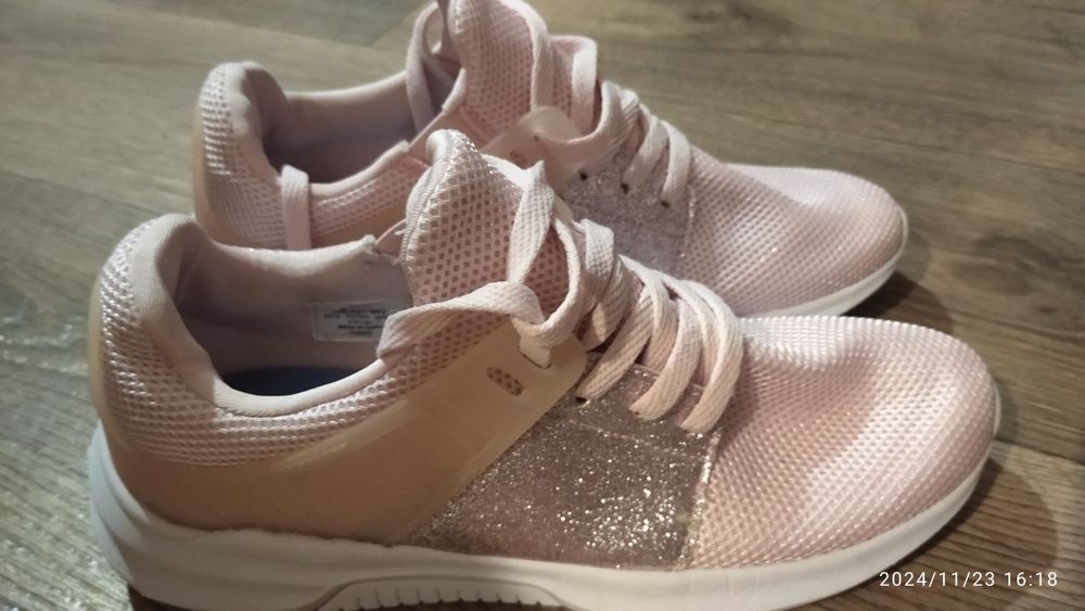 Продам жіночі кросівки next 37 розміру