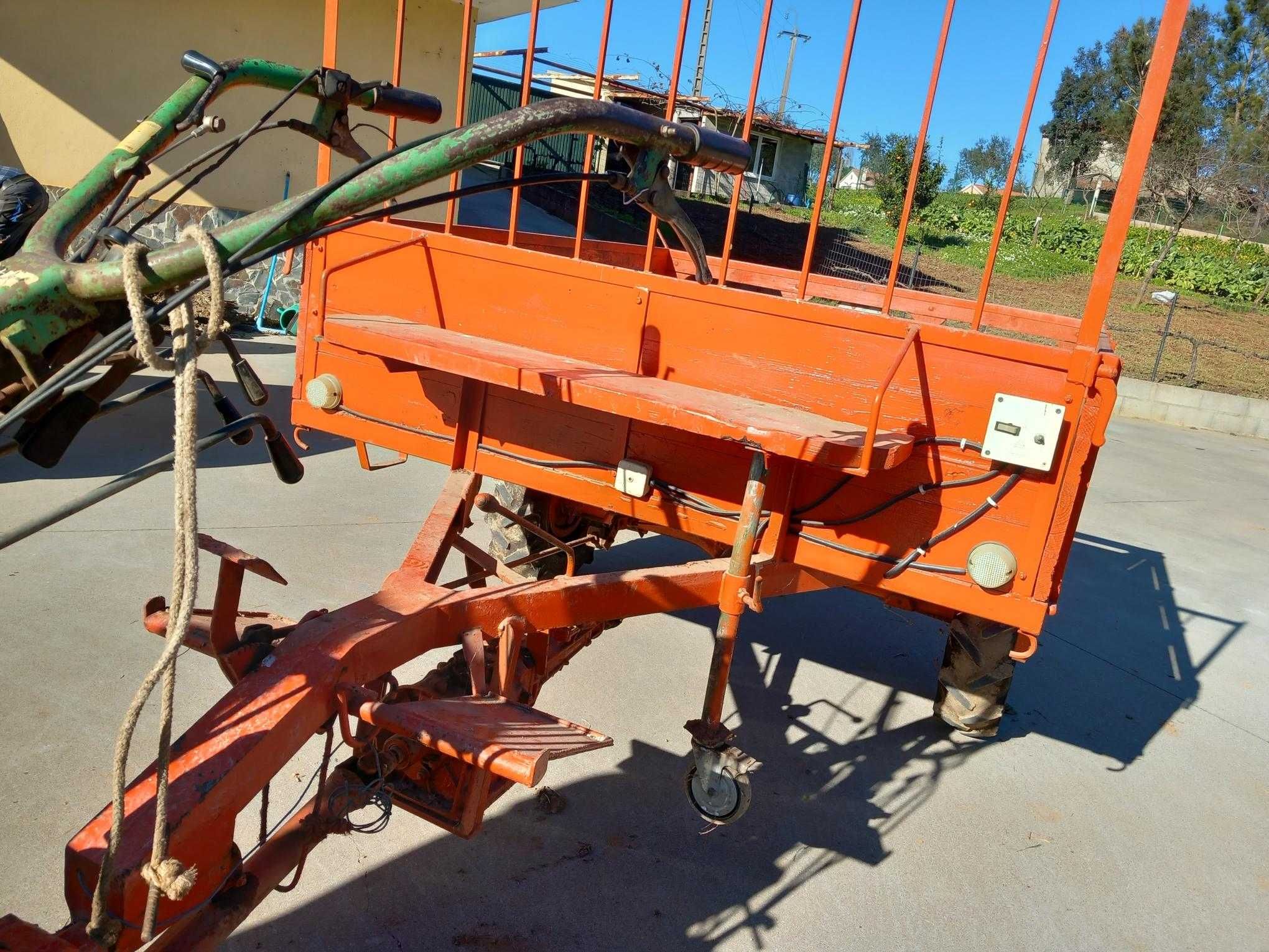 Motocultivador com reboque Charrua e frese