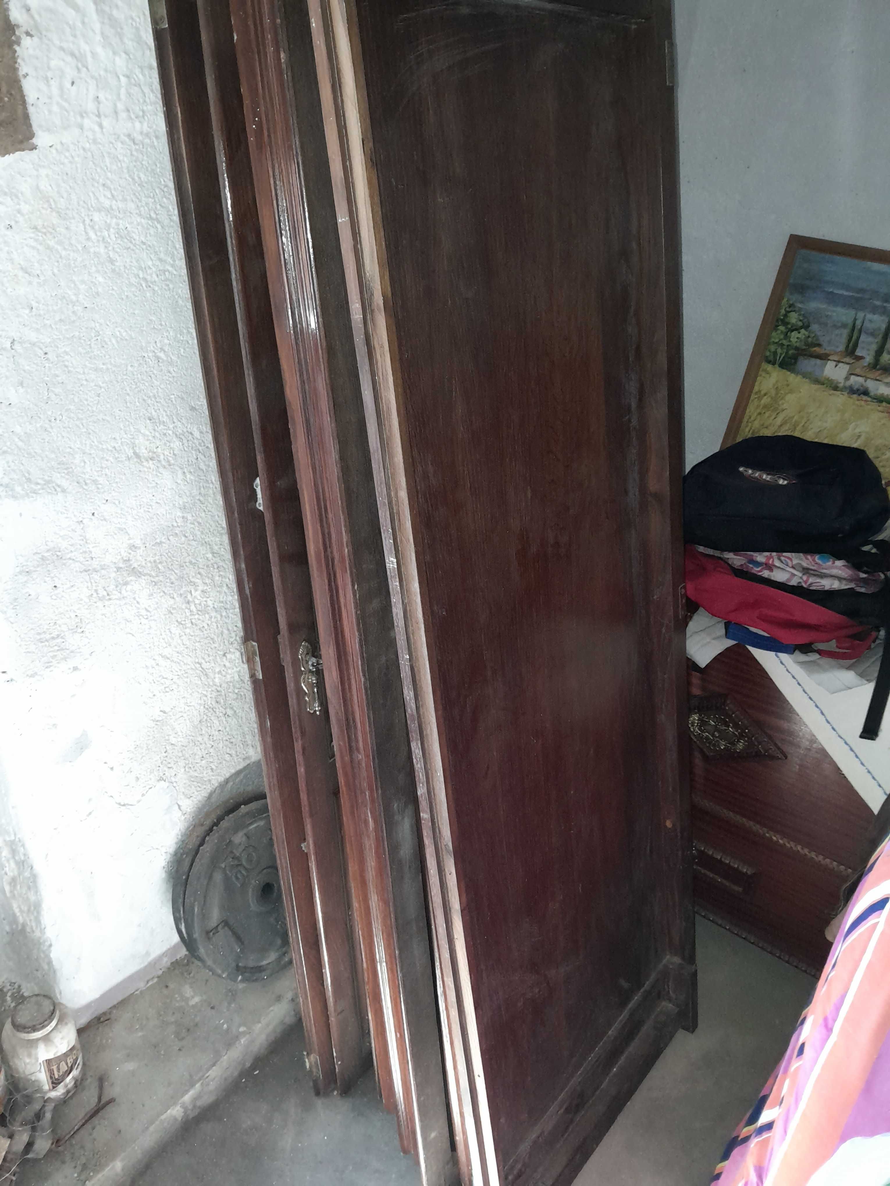 guarda fatos roupeiro em castanho