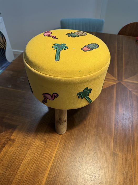 Banquinho infantil com pés de madeira