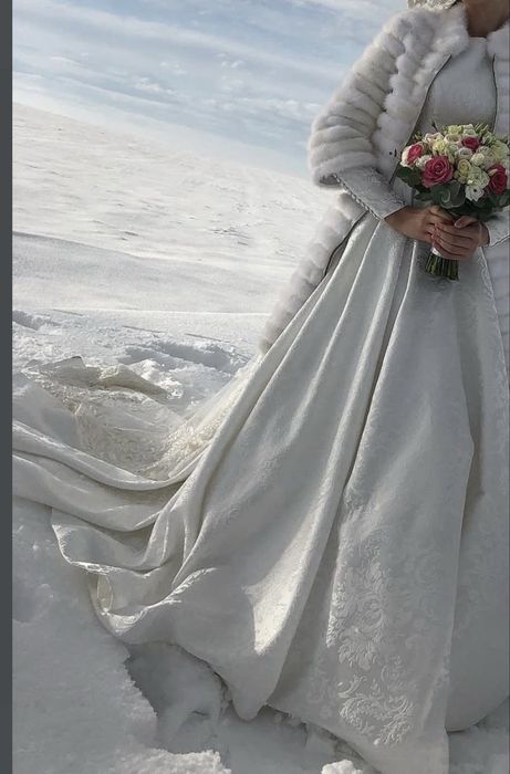 Продаю весільну сукню. Розмір С-М