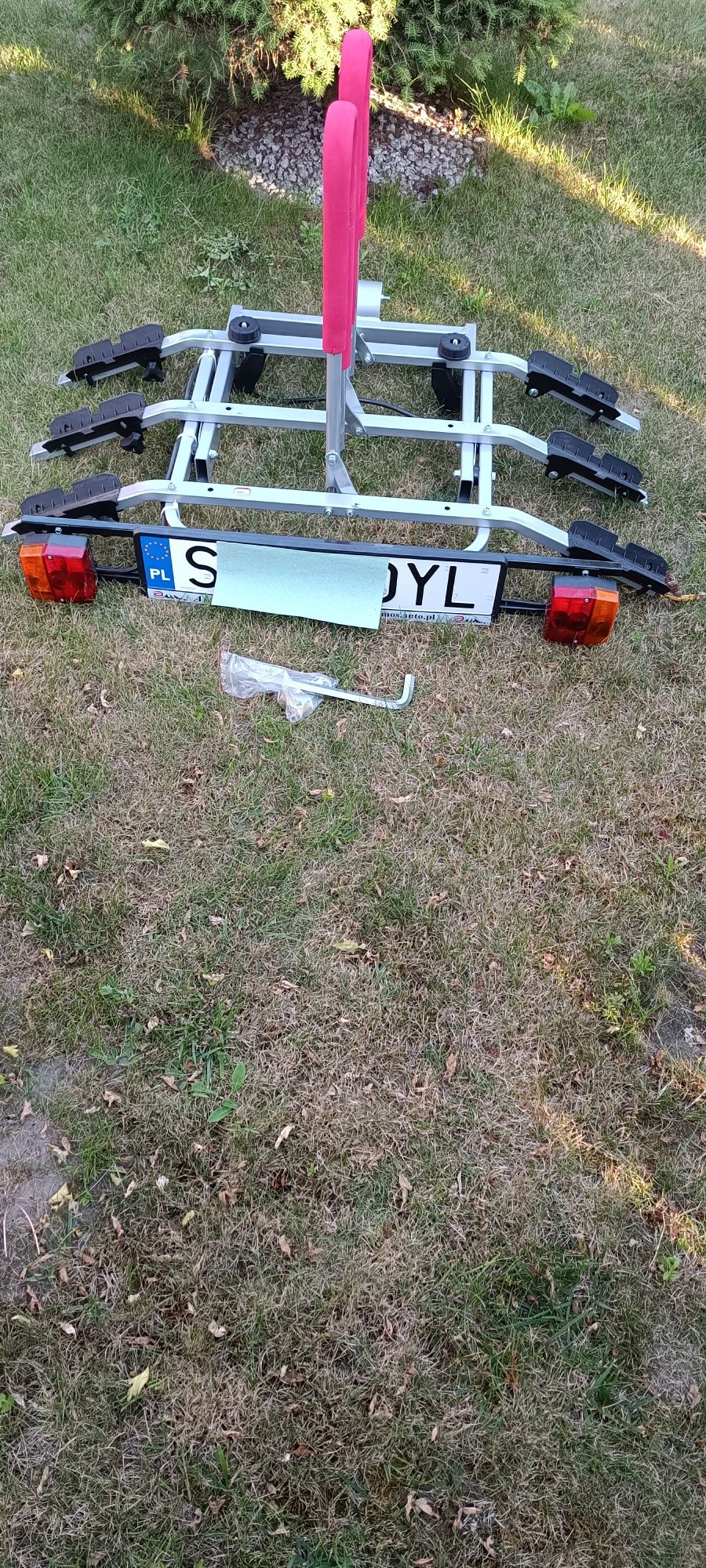 Uchylny bagażnik na 3 rowery mocowany na hak
