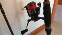 Cana pesca Spinning nova 2.4m com carreto + amostras novas oferta