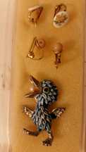 Conjunto de brincos de mola e alfinete vintage
