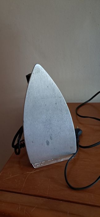 Vendo ferro de passar, pequeno de viagem