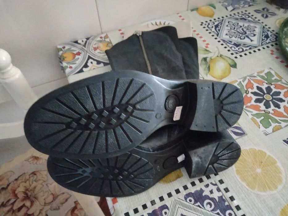 Botas cano alto Pretas em pele Charles N 36 NOVAS