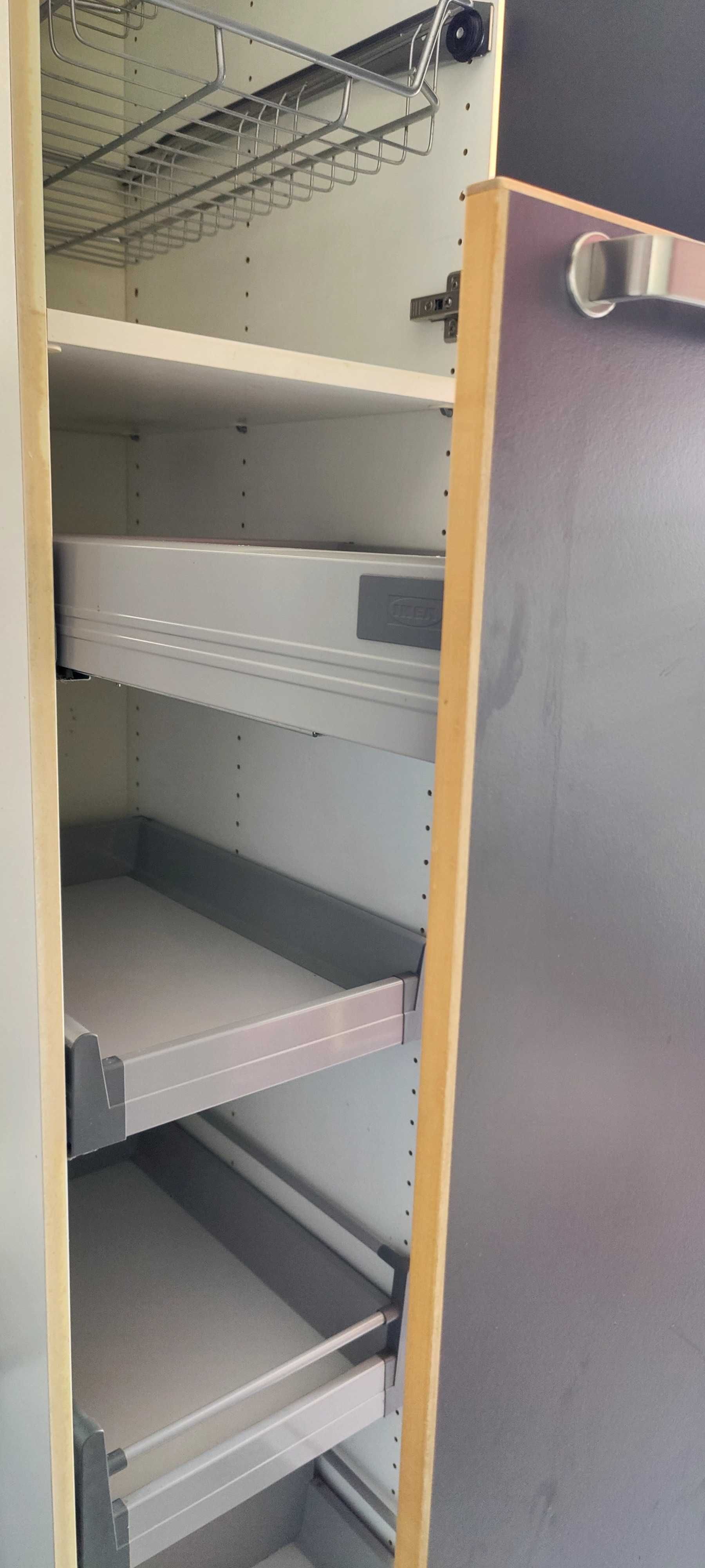 Armário despenseiro cinzento Ikea com prateleiras e cestos - 40x60x195