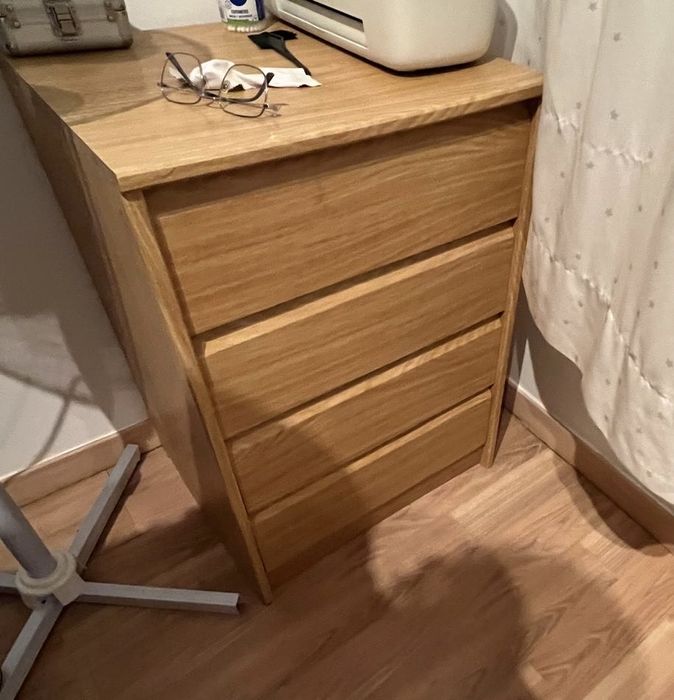 Cama casal com colchão e mesa de cabeceira com gavetas