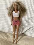 Lalka Barbie w ubranku