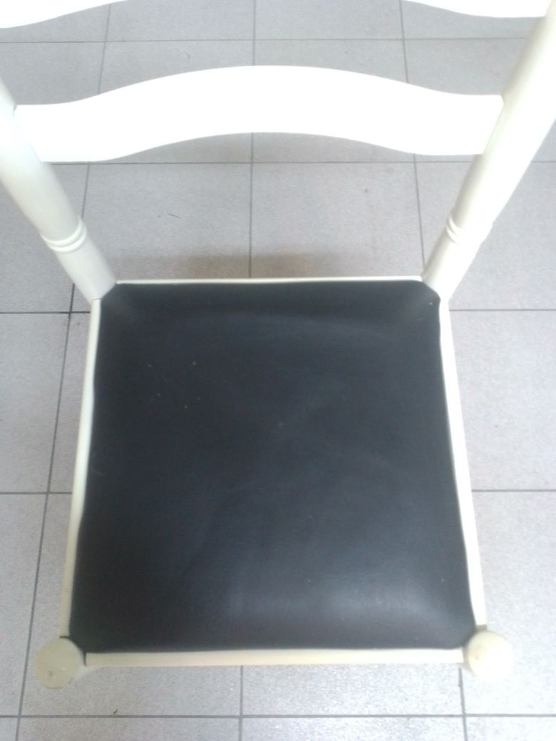 Cadeira de cozinha em lacado branco com acento em pele preta