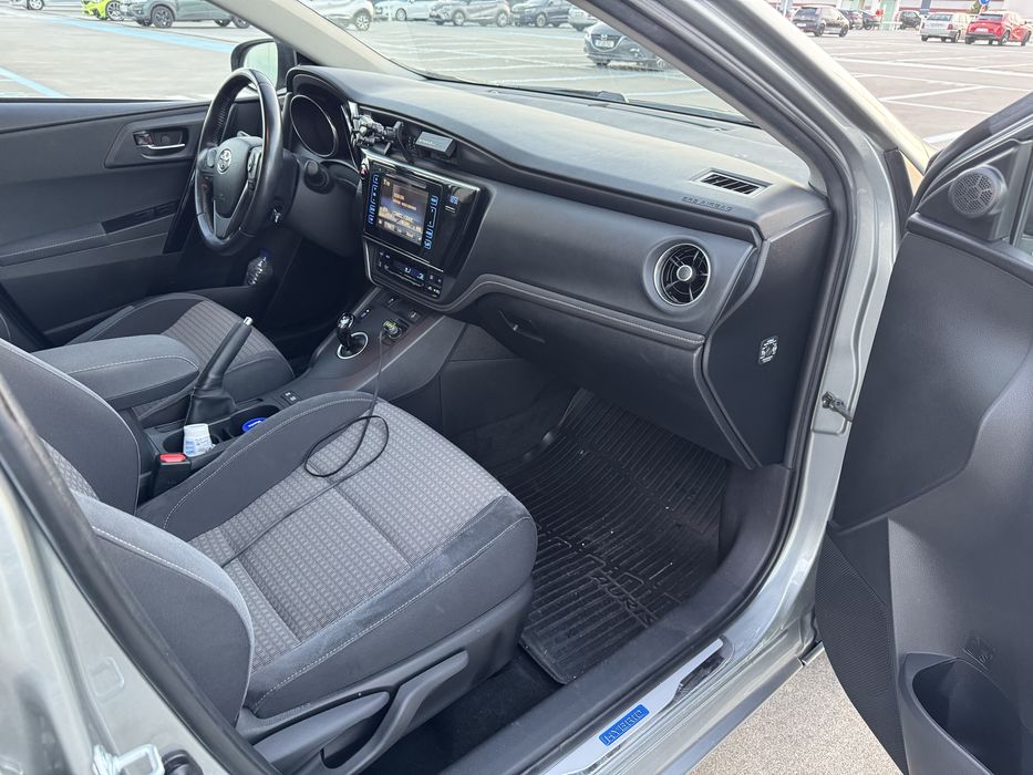 Toyota Auris Touring S. Híbrida + GPL Garantia Toyota Relax até 2027