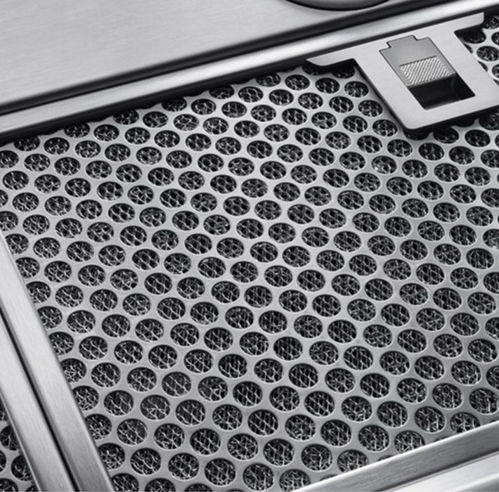 Okap AEG DGB3850M doskonale przylega do plyty kuchennej