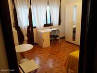 520817 - Quarto com cama de solteiro, com varanda