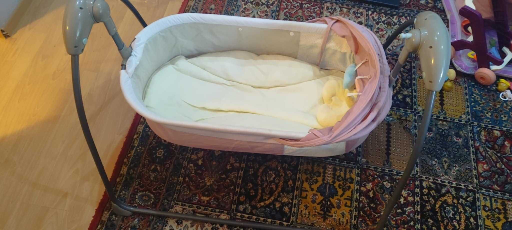 Łóżeczko się kołysze.