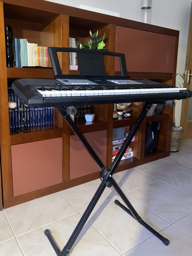 Órgão Yamaha PSR.E233