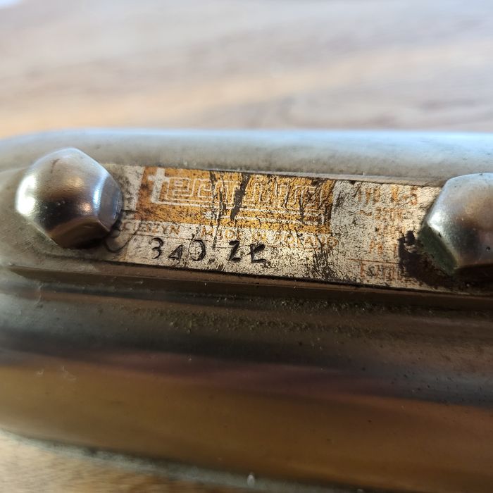 Stare żelazko elektryczne z drewnianą rączką