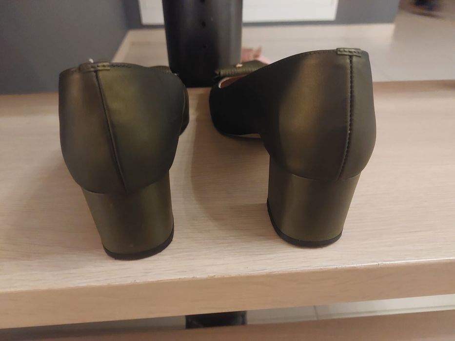 zielone czółenka z klamrą Emis