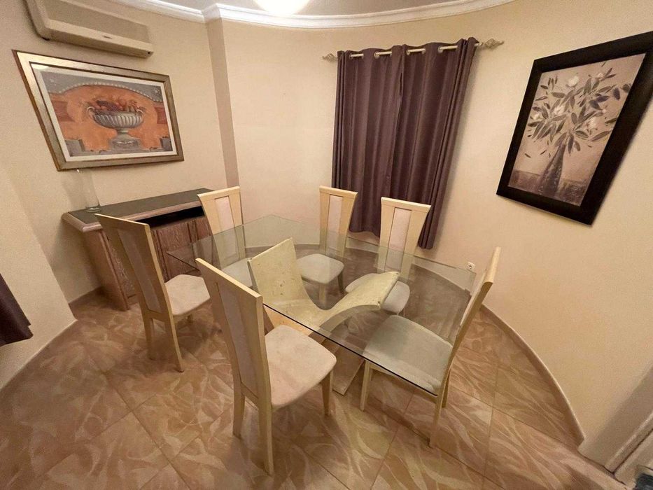 Mesa de Jantar em Vidro e Pedra com 6 Cadeiras Estofadas