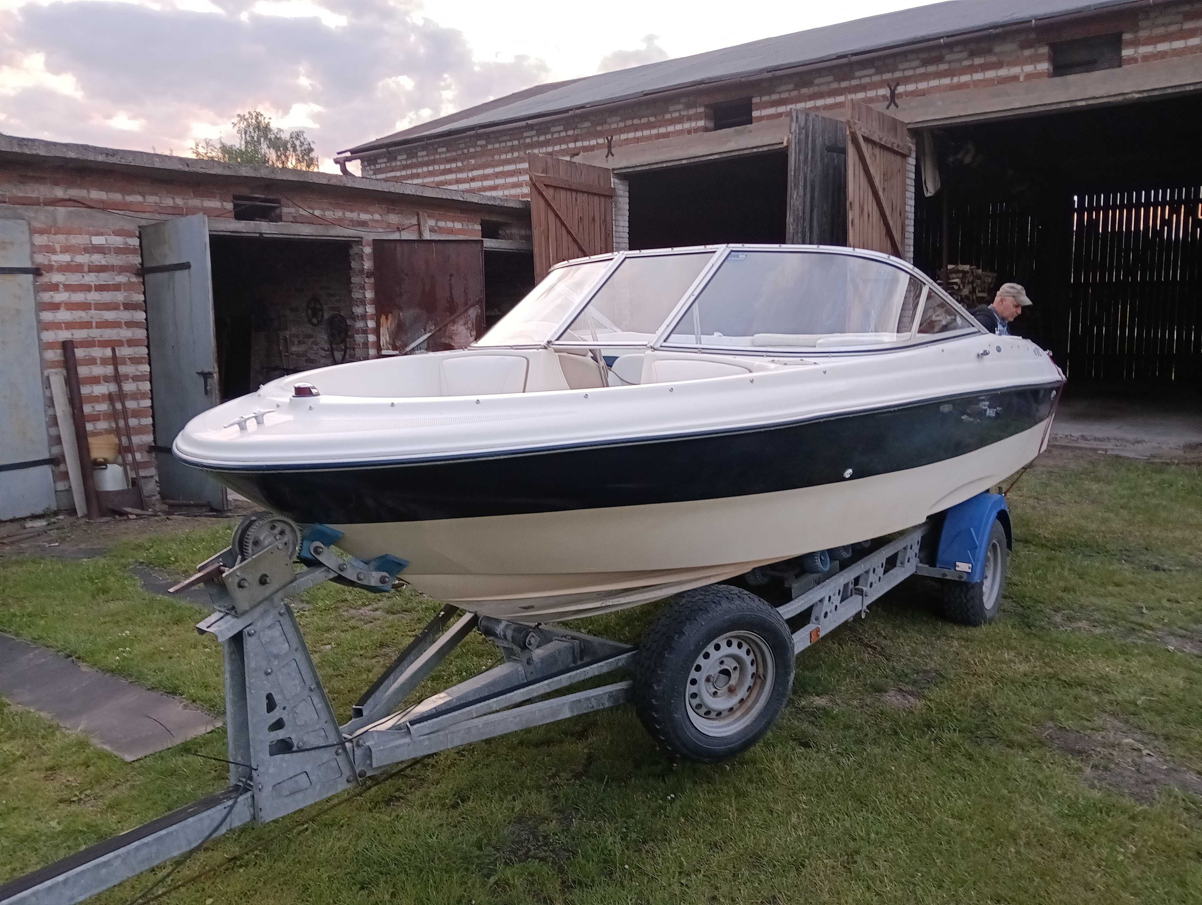 Jacht motorowy Bayliner Capri 185, dł 5,5m, silnik 3,0 benz, 2002 rok