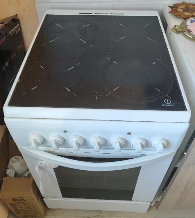 Електрична плита Indesit в доброму стані