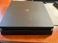 PlayStation 4 Slim 1TB + 2 gry + pad