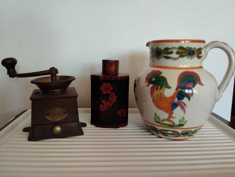 Moinho de café, bule e caixa antigos