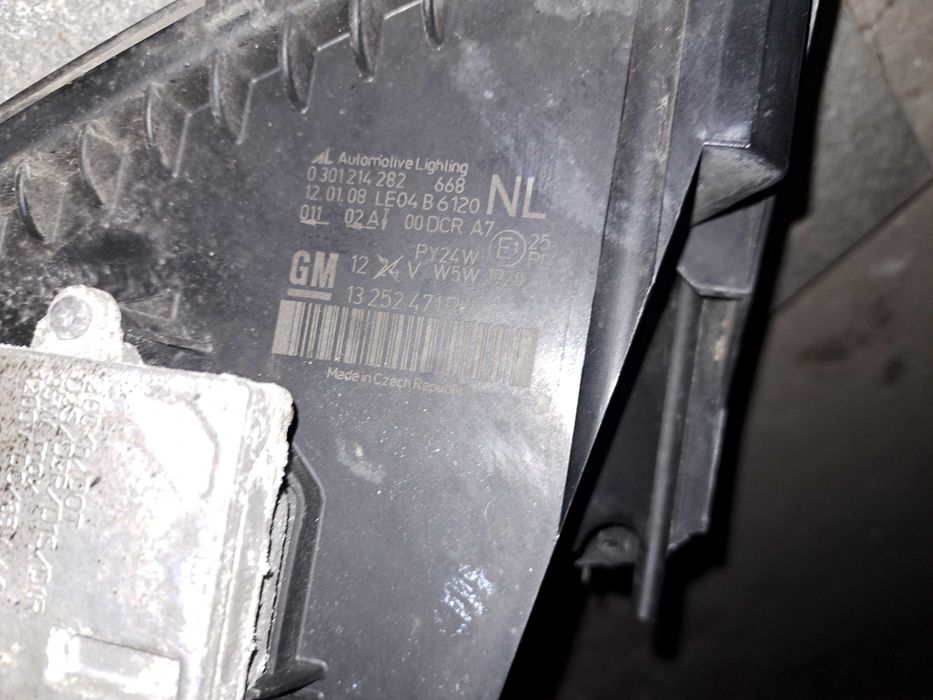 Lampa przednia opel zafira  b ,xenon