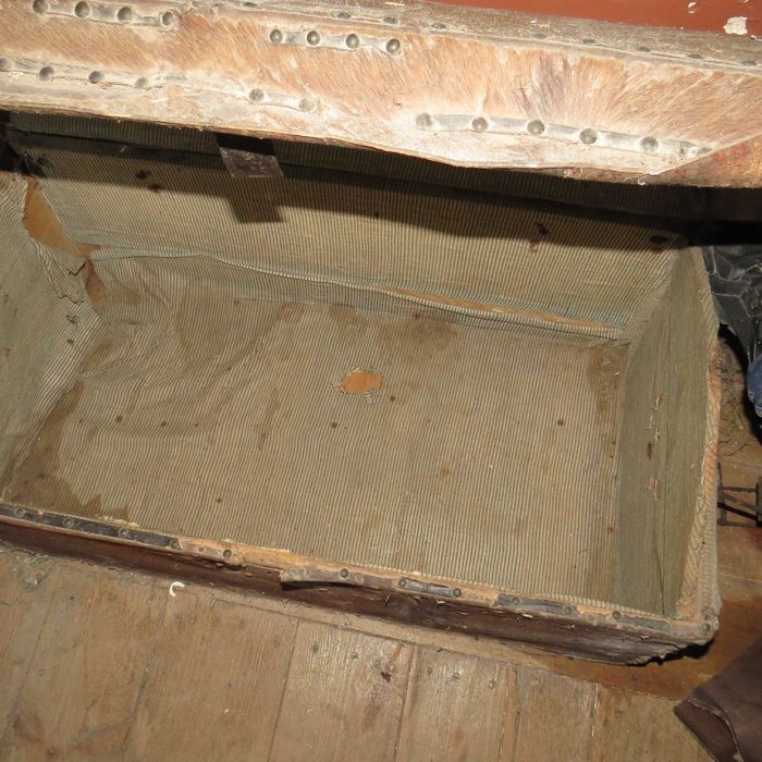 Arca de arrumaçao muito antiga em pele verdadeira em bom estado