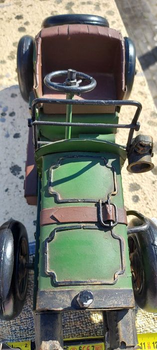 Calhambeque de coleção em metal