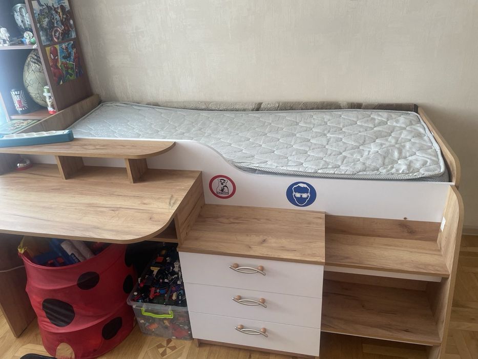 Кровать с матрасом и столиком