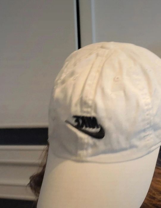 Biała czapka z daszkiem Nike